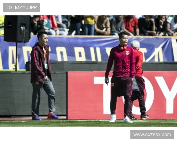 足球明星在转场时意外踩坏手机引发热议球迷纷纷围观争相拍照